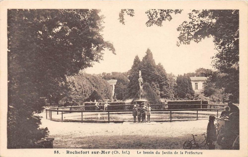 Carte postale ancienne Rochefort Sur Mer Le Bassin Du Jardin De La Prefecture à Rochefort