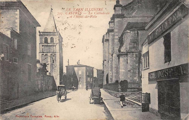 Carte postale ancienne Castres La Cathedral Et L'Hotel De Ville à Castres