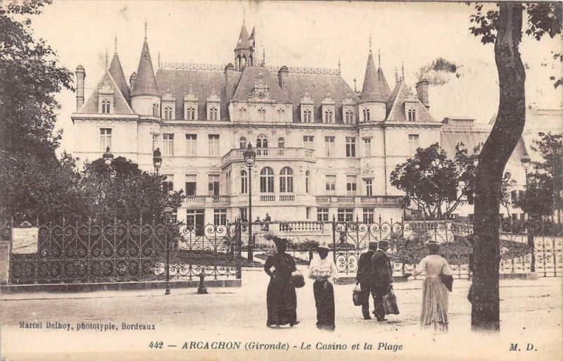 Carte postale ancienne Arcachon Le Casino Et La Plage à Arcachon
