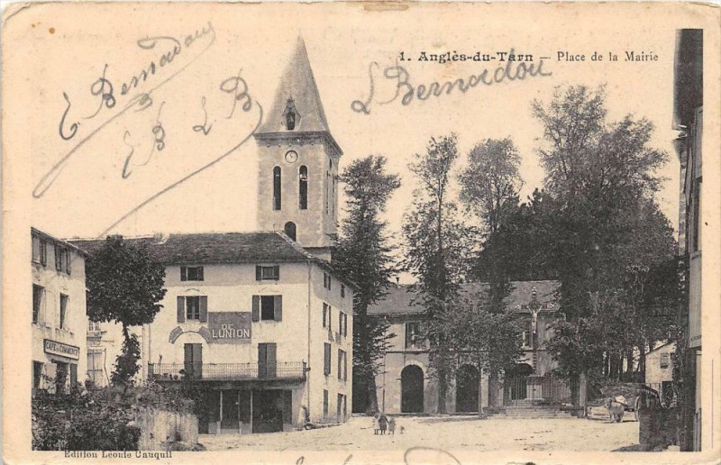 Carte postale ancienne Angles Du Tarn Place De La Mairie à Anglès