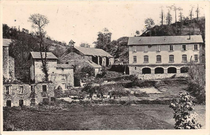 Carte postale ancienne Esperausses Le Temple Et Les Ecoles à Espérausses