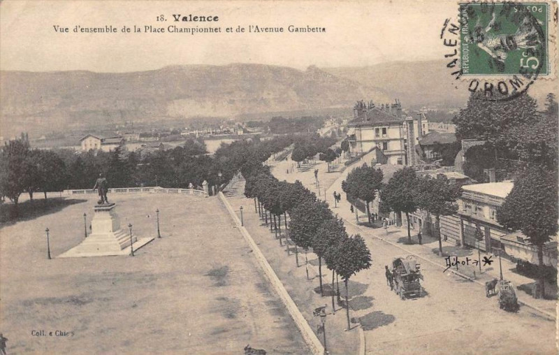 Carte postale ancienne Valence Vue D'Ensemble De La Place Championnet Et Avenue Gambetta à Valence