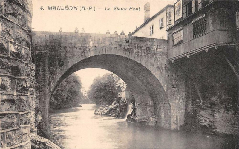 Carte postale ancienne Mauleon Le Vieux Pont