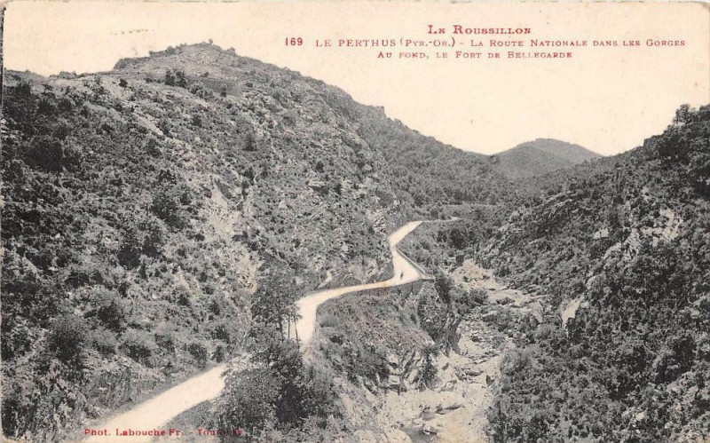 Carte postale ancienne Le Perthus La Route Nationale Dans Les Gorges au Perthus