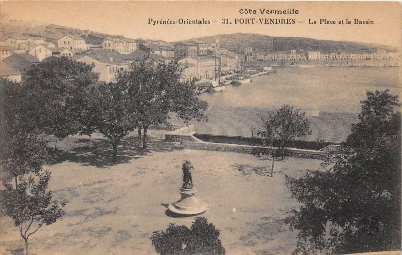 Carte postale ancienne Port Vendres La Place Et Le Bassin à Port-Vendres