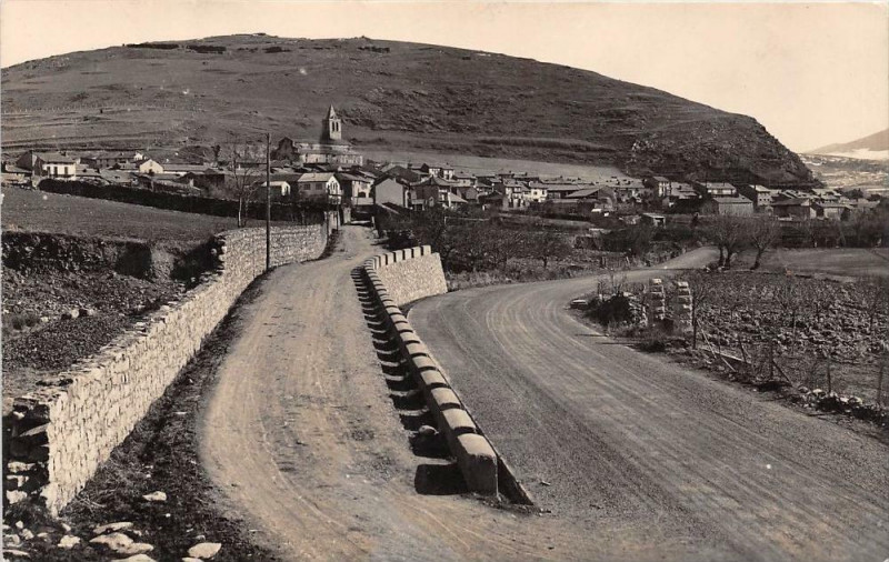 Carte postale ancienne Llivia Entree Et Grand Chemin Neutre
