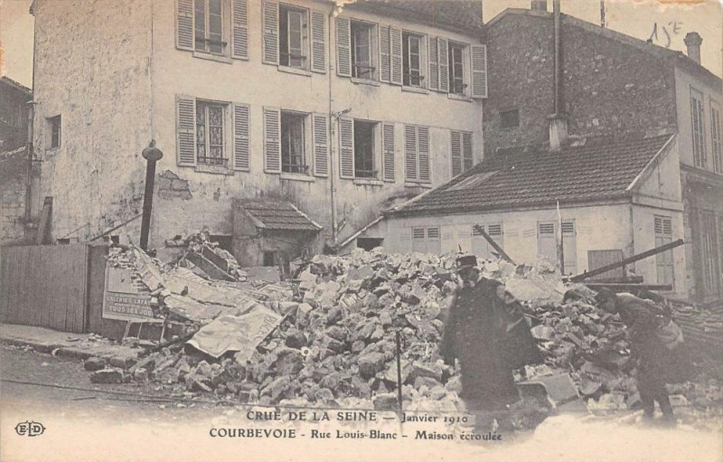 Carte postale ancienne Courbevoie Rue Louis Blanc Maison Ecroulee à Courbevoie