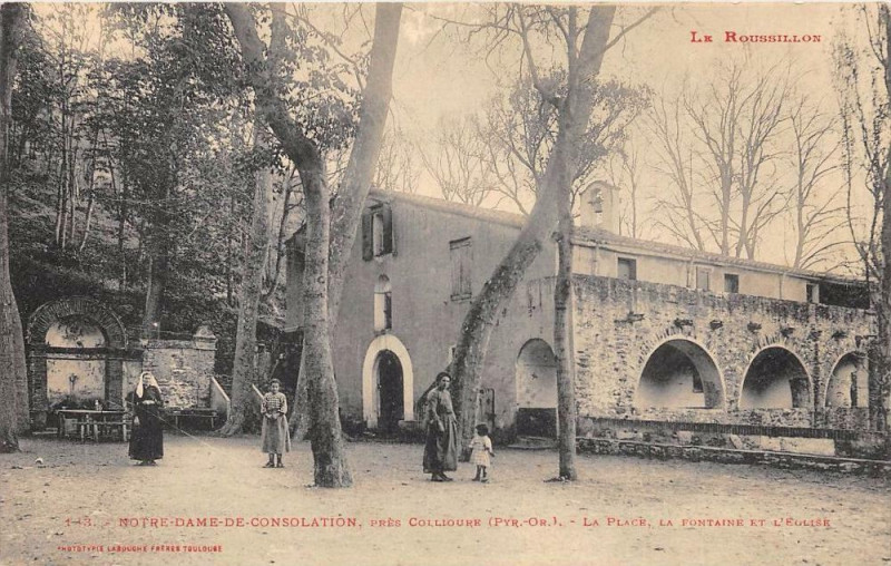 Carte postale ancienne Notre Dame De Consolation Pres De Collioure La Place Fontaine Et Eglise à Collioure