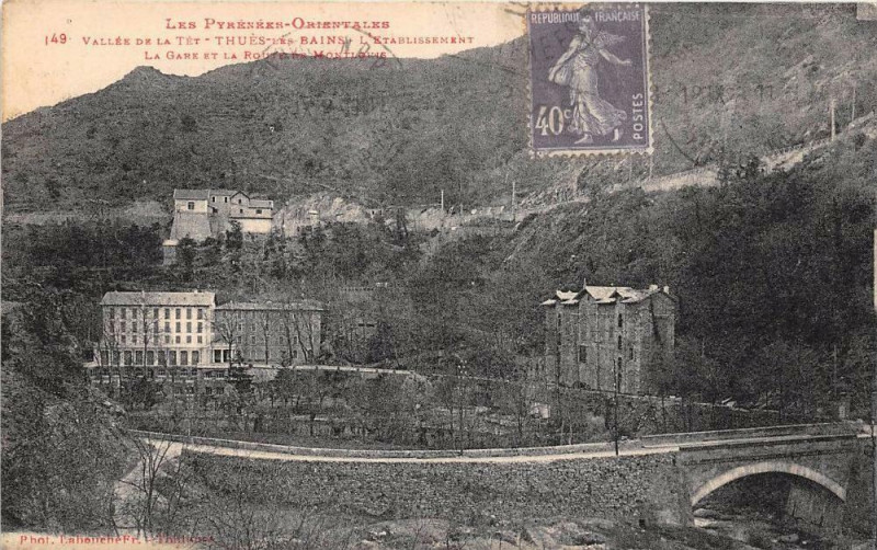 Carte postale ancienne Vallee De La Tet Thues Les Bains Gare Et Route De Montlouis
