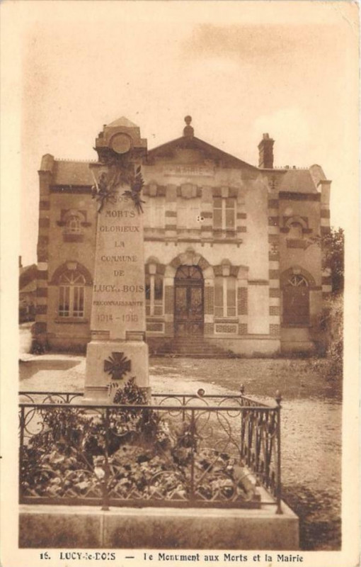 Carte postale ancienne Lucy Le Bois Le Monument Aux Morts Et Mairie à Lucy-le-Bois