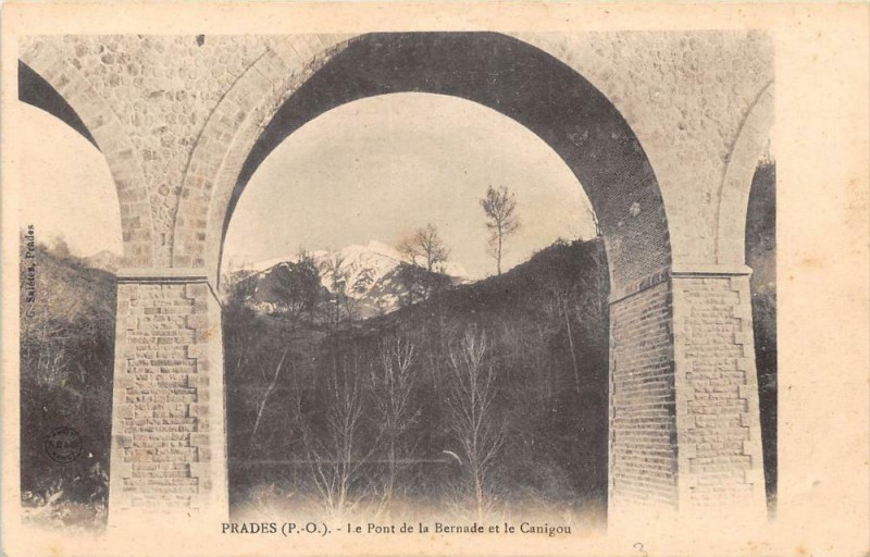 Carte postale ancienne Prades Le Pont De La Bernade Et Canigou (dos non divisé) à Prades