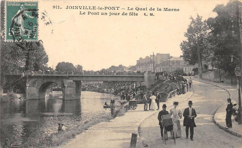 Carte postale ancienne Joinville Le Pont Quai De La Marne Le Pont Un Jour De Fete à Joinville-le-Pont