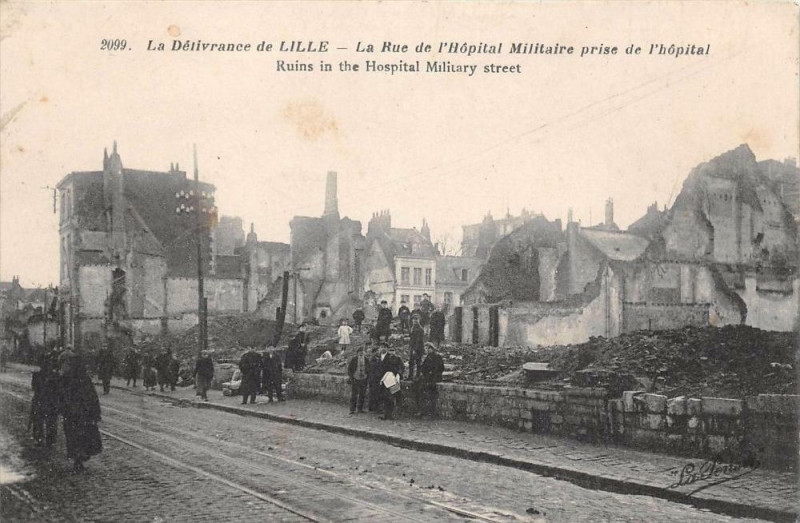 Carte postale ancienne Lille La Delivrance De La Lille La Rue De L'Hopital Militaire Prise De L' à Lille