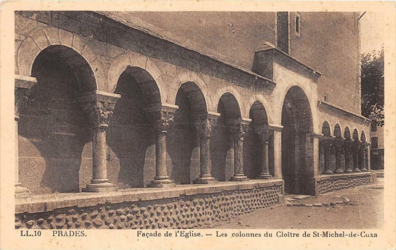 Carte postale ancienne Prades Facade Eglise Les Colonnes Du Cloitre St Michel à Prades