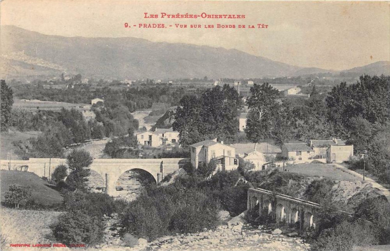 Carte postale ancienne Prades Vue Sur Les Bords De La Tet à Prades