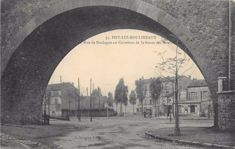 Carte postale ancienne Issy Les Moulineaux La Rue De Boulogne Au Carrefour De La Route Des Mouli à Issy-les-Moulineaux