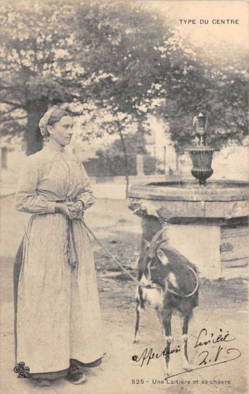 Carte postale ancienne Type Du Centre Une Laitiere Et Sa Chevre  (dos non divisé)