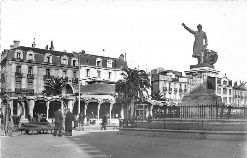 Carte postale ancienne Perpignan Place Arago à Perpignan