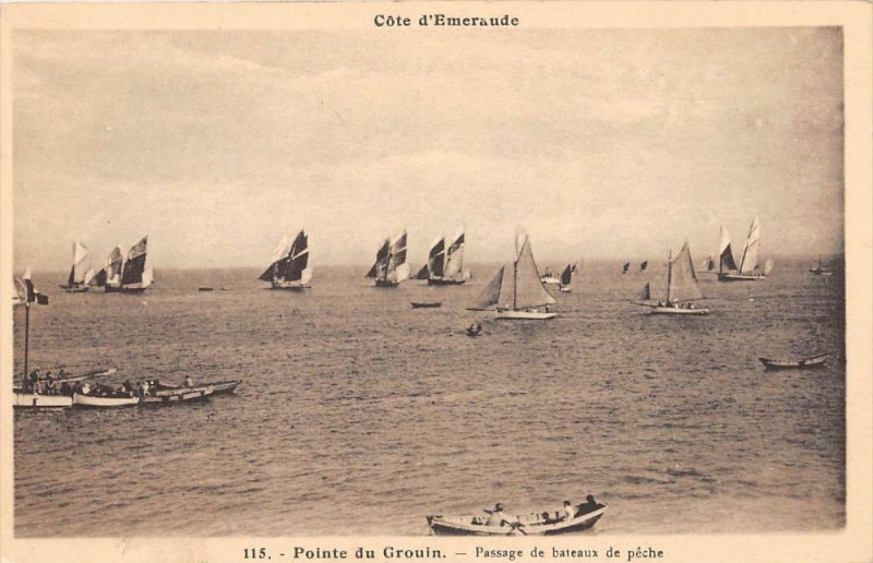 Carte postale ancienne Pointe De Groulin Passage De Bateaux De Peche