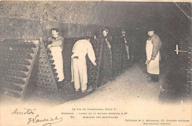 Carte postale ancienne Epernay Maison Mercier Et Cie Remuage Des Bouteilles (dos non divisé) à Épernay