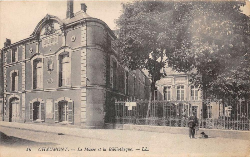 Carte postale ancienne Chaumont Le Musee Et La Bibliotheque à Chaumont