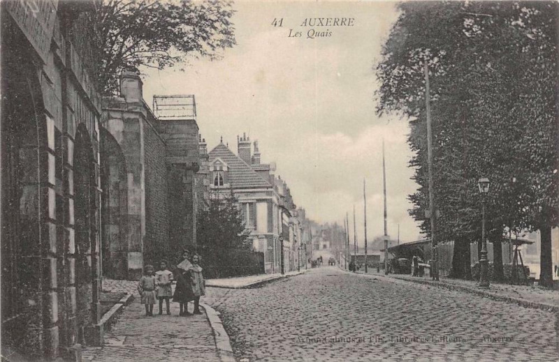 Carte postale ancienne Auxerre Les Quais à Auxerre