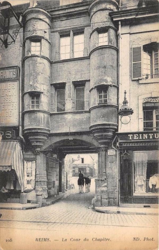 Carte postale ancienne Reims La Cour Du Chapitre à Reims