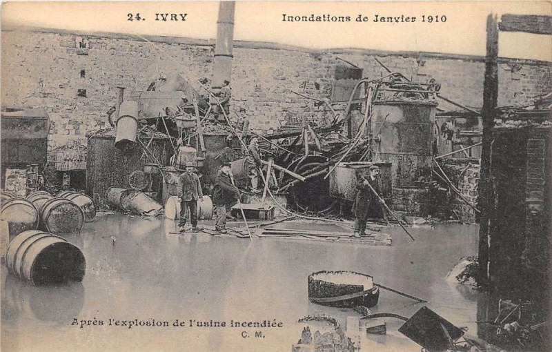 Carte postale ancienne Inondations de Janvier 1910 - Après l'explosion de l'usine incendiée à Ivry-sur-Seine
