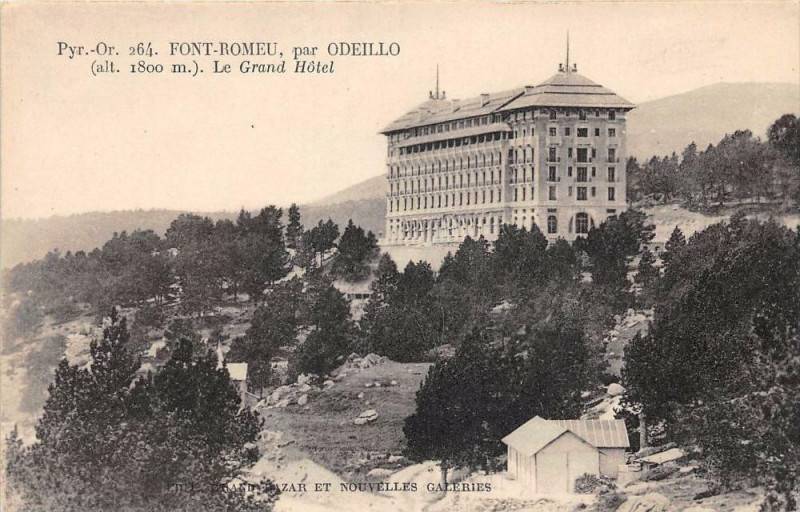 Carte postale ancienne Font Romeu Par Odeillo Grand Hotel à Llo