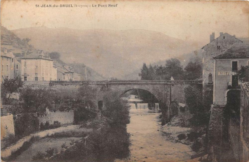 Carte postale ancienne Saint Jean De Bruel Le Pont Neuf
