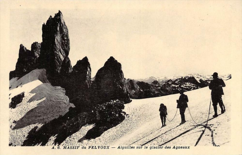 Carte postale ancienne Massif Du Pelvoux Aiguilles Sur Le Glacier Des Agneaux