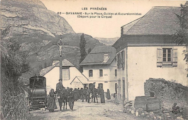 Carte postale ancienne Gavarnie Sur La Place Guides Et Excursionnistes Depart Pour Le Cirque