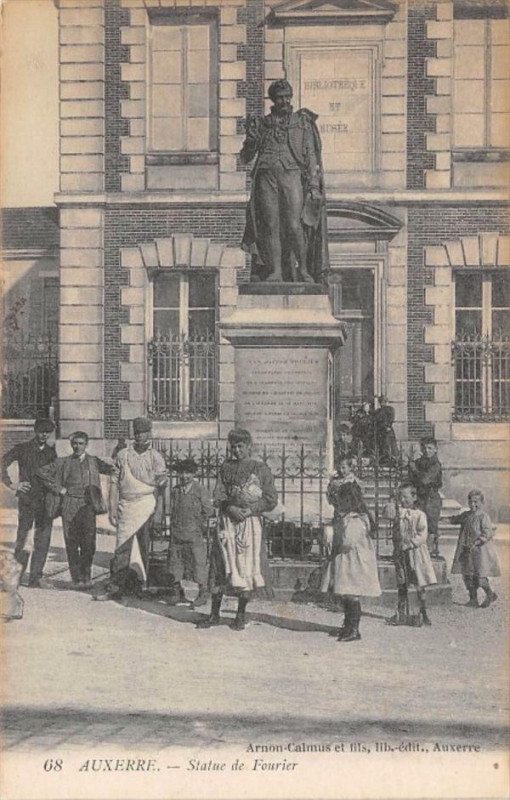 Carte postale ancienne Auxerre Statue De Fourier à Auxerre