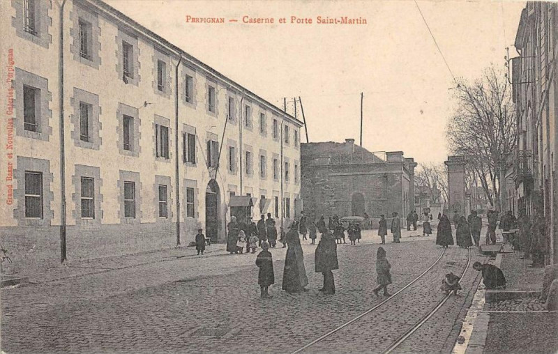 Carte postale ancienne Perpignan Caserne Et Porte Saint Martin à Perpignan