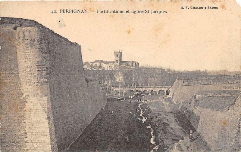 Carte postale ancienne Perpignan Fortification Et Eglise Saint-Jacques à Perpignan