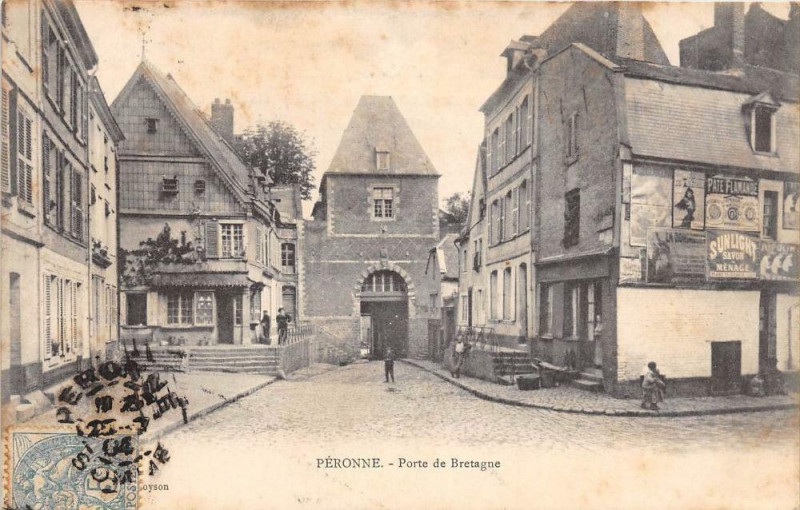 Carte postale ancienne Peronne Porte De Bretagne à Péronne