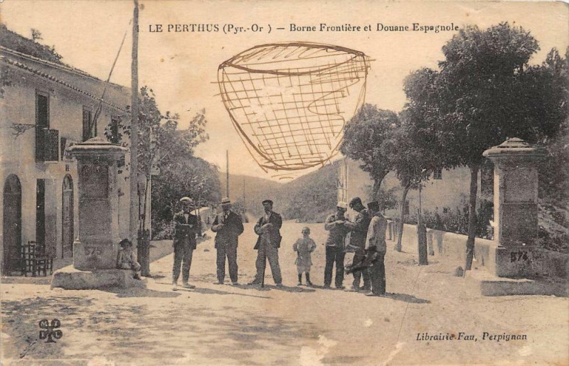 Carte postale ancienne Le Perthus Borne Frontiere Et Douane Espagnole au Perthus