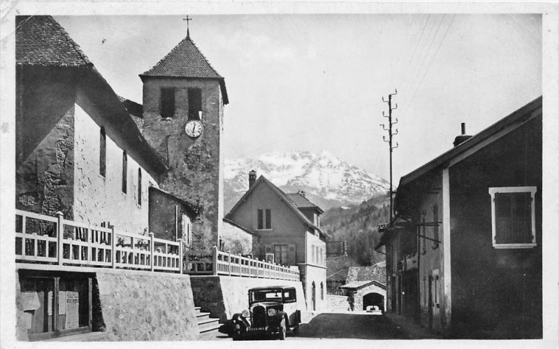 Carte postale ancienne Laval L'Eglise Et Au Loin Belle Etoile à Laval