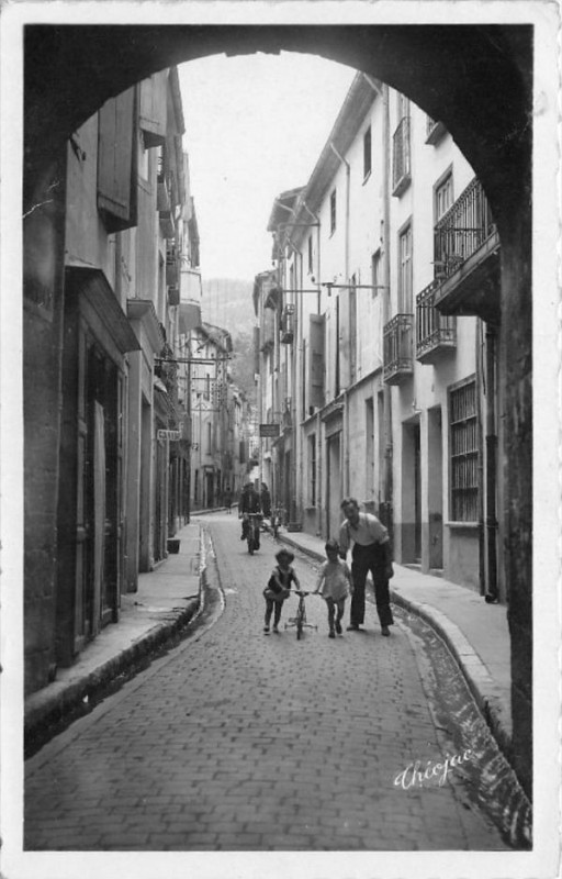 Carte postale ancienne Ceret Rue Du Commerce à Céret