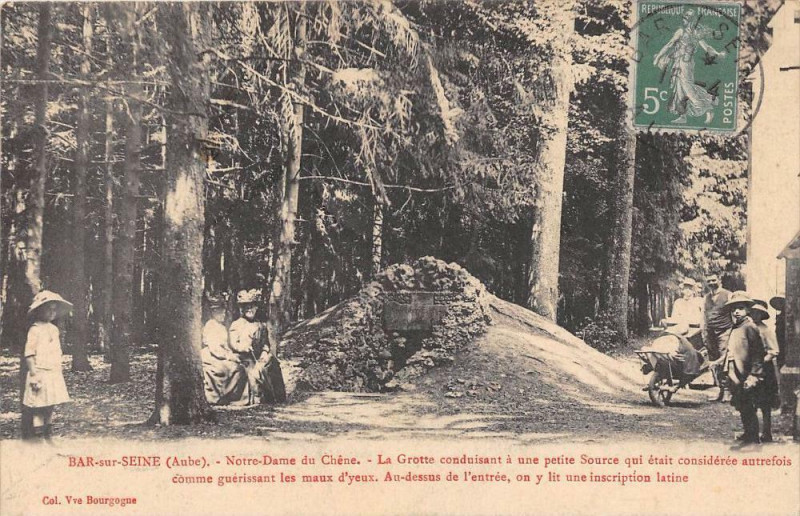 Carte postale ancienne Bar Sur Seine Notre Dame Du Chene La Grotte Conduisant A Une Petit Source à Bar-sur-Seine