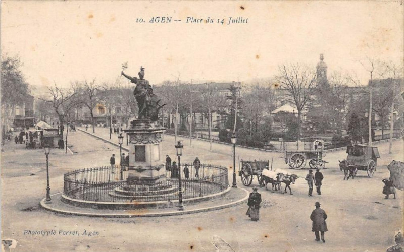 Carte postale ancienne Agen Place Du 14 Juillet à Agen