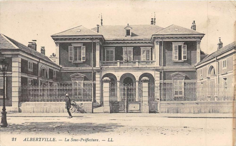 Carte postale ancienne Albertville La Sous Prefecture à Albertville