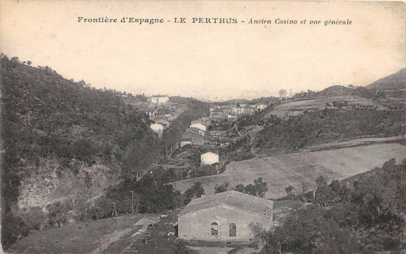 Carte postale ancienne Le Perthus Ancien Casino Et Vue Generale au Perthus