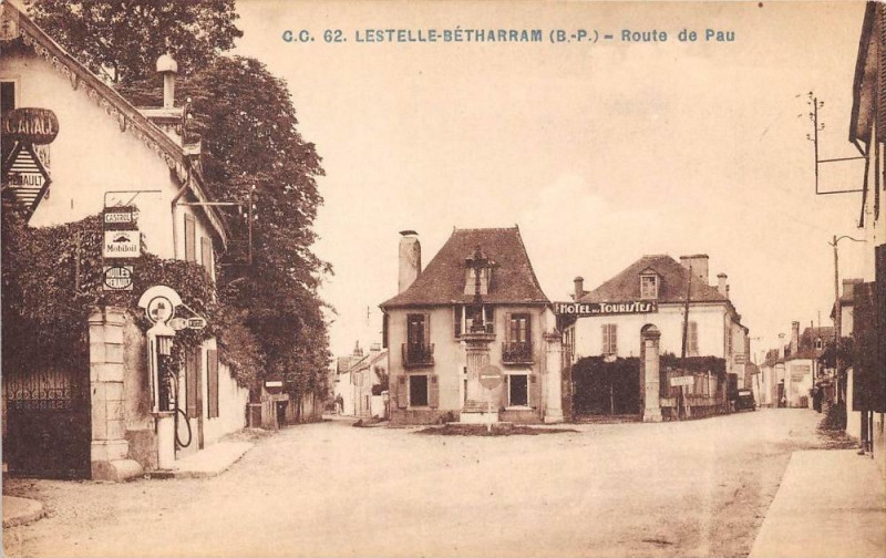 Carte postale ancienne Lestelle Betharram Route De Pau à Pau
