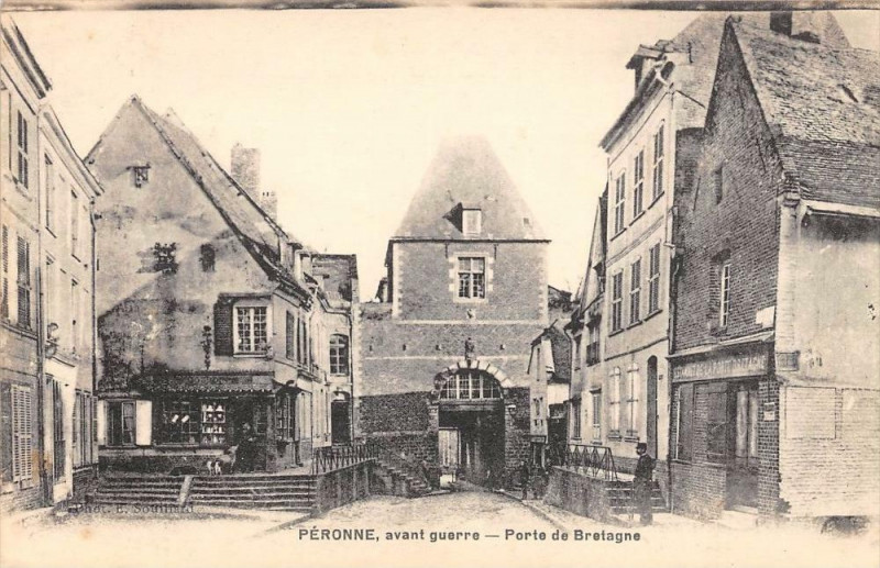 Carte postale ancienne Peronne Porte De Bretagne à Péronne