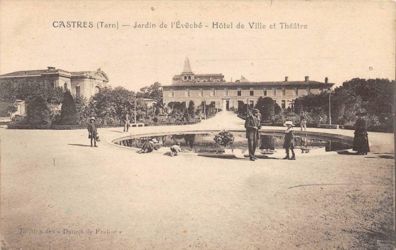 Carte postale ancienne Castres Jardin De L´EVECHE Hotel De Ville Et Theatre à Castres
