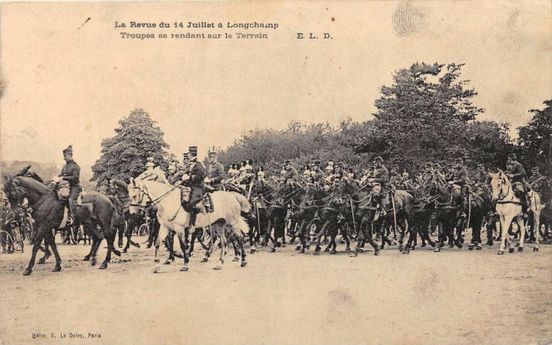 Carte postale ancienne Paris Revue De Longchamp Troupes Se Rendant Sur Le Terrain à Paris