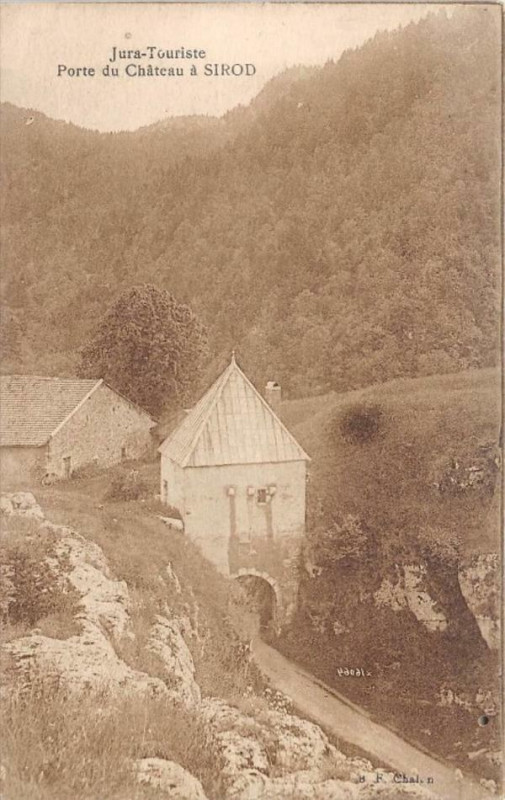 Carte postale ancienne Porte Du Chateau A Sirod à Sirod