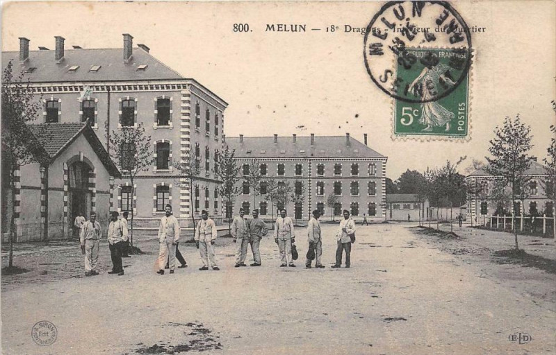 Carte postale ancienne Melun 18e Dragons Interieur Du Quartier à Melun