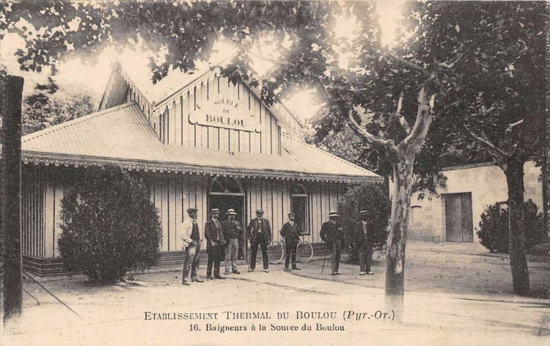 Carte postale ancienne Etablissement Thermal Du Boulou Baigneurs A La Source Du Boulou à Ur